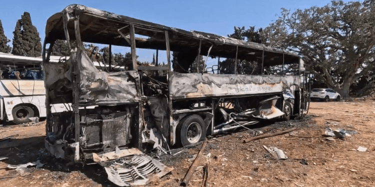 Autobús quemado.