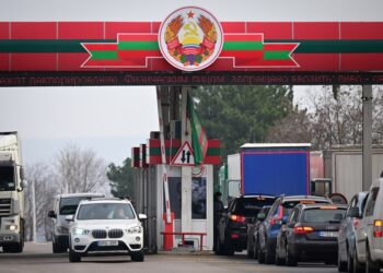 COCHES que esperan en la fila en un cruce fronterizo Transnistria-Moldova.