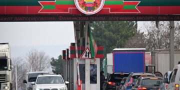 COCHES que esperan en la fila en un cruce fronterizo Transnistria-Moldova.