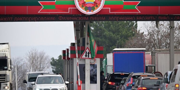 COCHES que esperan en la fila en un cruce fronterizo Transnistria-Moldova.