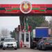 COCHES que esperan en la fila en un cruce fronterizo Transnistria-Moldova.