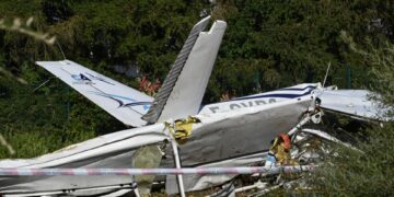 Restos de un avión pequeño después de un choque fatal.