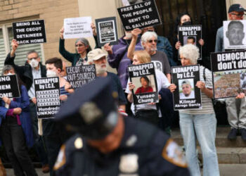 Los manifestantes se reúnen para protestar contra la deportación de inmigrantes a El Salvador fuera de la misión permanente de El Salvador ante las Naciones Unidas el 24 de abril de 2025 en la ciudad de Nueva York.