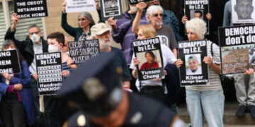 Los manifestantes se reúnen para protestar contra la deportación de inmigrantes a El Salvador fuera de la misión permanente de El Salvador ante las Naciones Unidas el 24 de abril de 2025 en la ciudad de Nueva York.