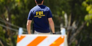 El funcionario del FBI dice que 449 presuntos depredadores de niños arrestados en 2 operaciones