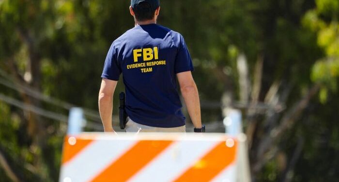 El funcionario del FBI dice que 449 presuntos depredadores de niños arrestados en 2 operaciones