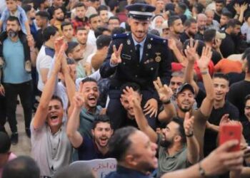 Filmada en junio de 2023, esta foto muestra al hermano de Abdallah Aljazzar, Nour, justo después de graduarse de la universidad de policía. Nour se muestra entre miembros de la familia y amigos en una fiesta de celebración. Abdallah no ha visto a Nour desde mayo de 2024.