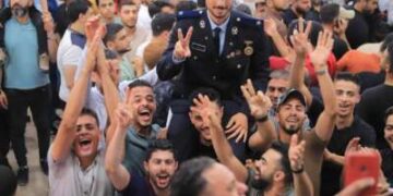 Filmada en junio de 2023, esta foto muestra al hermano de Abdallah Aljazzar, Nour, justo después de graduarse de la universidad de policía. Nour se muestra entre miembros de la familia y amigos en una fiesta de celebración. Abdallah no ha visto a Nour desde mayo de 2024.