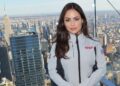Laysa Peixoto en una chaqueta de la NASA con vistas a la ciudad de Nueva York.