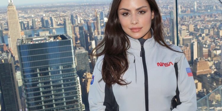 Laysa Peixoto en una chaqueta de la NASA con vistas a la ciudad de Nueva York.