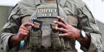 Un personal de Control de Inmigración y Control de Aduanas (ICE) de EE. UU. Proporciona seguridad en el barrio francés brinda seguridad en el trimestre francés antes del Super Bowl LIX el 8 de febrero de 2025, en Nueva Orleans, Louisiana.