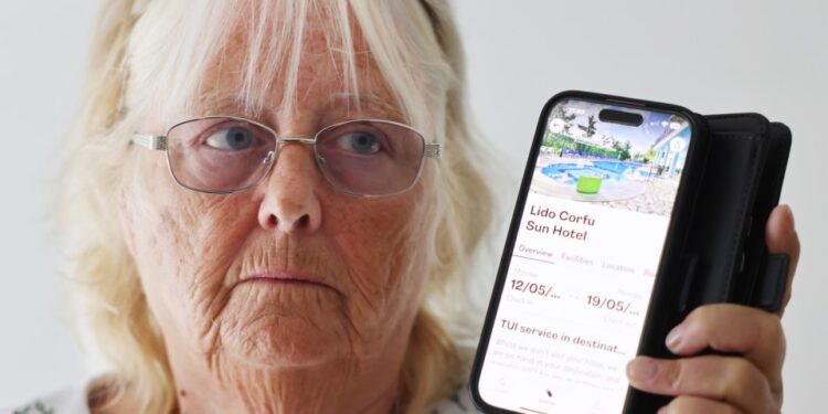 Mujer que muestra la pantalla de su teléfono con una reserva de hotel Corfu.