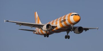 Condor Airlines Airbus A320-214 en vuelo.
