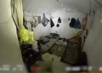 Imágenes de drones de una habitación subterránea desordenada.