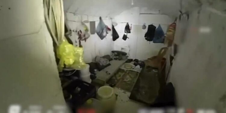 Imágenes de drones de una habitación subterránea desordenada.