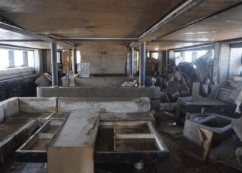 El interior dañado de un superyate hundido.