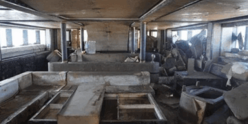 El interior dañado de un superyate hundido.