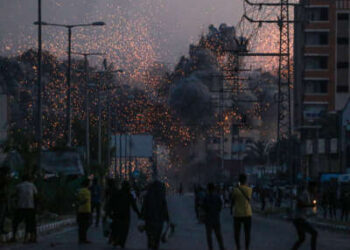 Los palestinos observan el humo ondulado después de un ataque aéreo israelí en Deir al-Balah en la Franja Central de Gaza el 6 de junio de 2024, en medio del conflicto en curso entre Israel y el grupo militante palestino Hamas.
