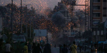 Los palestinos observan el humo ondulado después de un ataque aéreo israelí en Deir al-Balah en la Franja Central de Gaza el 6 de junio de 2024, en medio del conflicto en curso entre Israel y el grupo militante palestino Hamas.