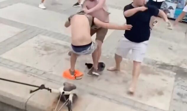 Una pelea cerca de un muelle de botes que resultó en que un hombre fuera empujado al agua.