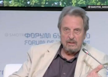 Errol Musk hablando en un foro en Moscú.