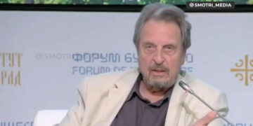 Errol Musk hablando en un foro en Moscú.