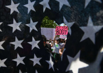 Los manifestantes de derechos de aborto asisten a una manifestación frente a la Corte Suprema de los Estados Unidos en Washington, DC, el 25 de junio de 2022.