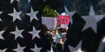 Los manifestantes de derechos de aborto asisten a una manifestación frente a la Corte Suprema de los Estados Unidos en Washington, DC, el 25 de junio de 2022.