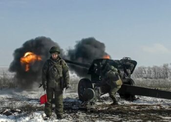 Las tropas rusas disparan obuses durante los ejercicios militares.