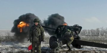 Las tropas rusas disparan obuses durante los ejercicios militares.