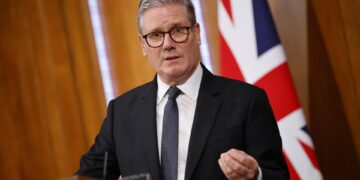 Keir Starmer dando un discurso.