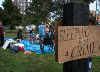 Un pequeño grupo de activistas desanimados con el ejército de los pueblos pobres se reúne en el Parque Humboldt el 17 de agosto de 2024, en Chicago, Illinois, para protestar por la criminalización creciente de la falta de vivienda.