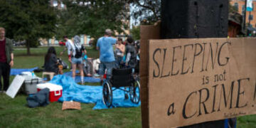 Un pequeño grupo de activistas desanimados con el ejército de los pueblos pobres se reúne en el Parque Humboldt el 17 de agosto de 2024, en Chicago, Illinois, para protestar por la criminalización creciente de la falta de vivienda.