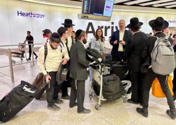 Pasajeros que llegan al aeropuerto de Heathrow desde Tel Aviv.