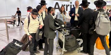 Pasajeros que llegan al aeropuerto de Heathrow desde Tel Aviv.