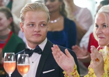 Marius Borg Høiby y su madre, la princesa de la corona Mette-Marit, en un evento.