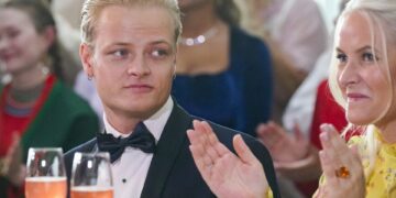 Marius Borg Høiby y su madre, la princesa de la corona Mette-Marit, en un evento.