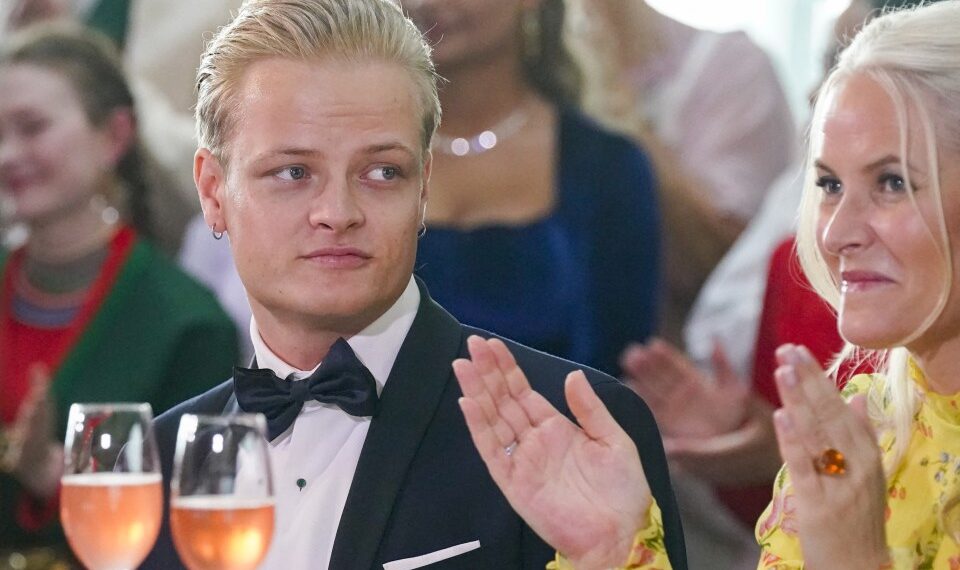 Marius Borg Høiby y su madre, la princesa de la corona Mette-Marit, en un evento.