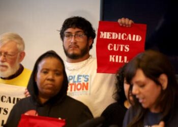 Las protestas en Capitol Hill tienen lugar en respuesta a la propuesta republicana de cortar Medicaid, el 21 de mayo de 2025, en Washington, DC