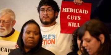 Las protestas en Capitol Hill tienen lugar en respuesta a la propuesta republicana de cortar Medicaid, el 21 de mayo de 2025, en Washington, DC