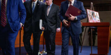 Desde la izquierda, el representante Tim Moore, el líder de la mayoría de la Cámara de Representantes, Steve Scalise, la mayoría de la Cámara de Representantes, el Whip Tom Emmer y el presidente de los Estados Unidos de la Cámara de Representantes, salen de una conferencia de prensa después de una reunión de Caucus Republicano de la Cámara en el Capitolio de los Estados Unidos el 25 de febrero de 2025, en Washington, DC.