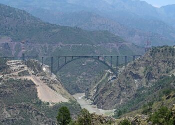 Vista de gran altitud del puente Chenab en Reasi, India.