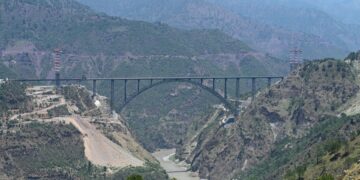 Vista de gran altitud del puente Chenab en Reasi, India.
