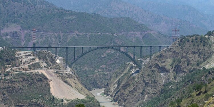 Vista de gran altitud del puente Chenab en Reasi, India.