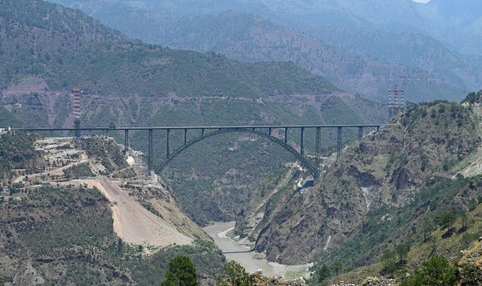 Vista de gran altitud del puente Chenab en Reasi, India.