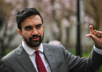 El candidato a la alcaldía de la ciudad de Nueva York y representante del estado demócrata Zohran Mamdani campañas en la ciudad de Nueva York el 16 de abril de 2025.