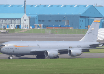 Avión de la Fuerza Aérea de EE. UU. Caminando en el aeródromo.