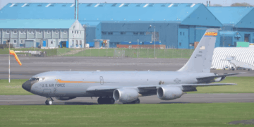 Avión de la Fuerza Aérea de EE. UU. Caminando en el aeródromo.