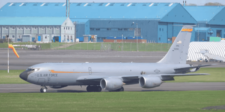 Avión de la Fuerza Aérea de EE. UU. Caminando en el aeródromo.