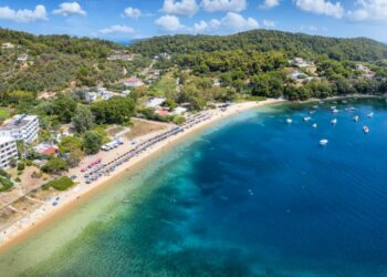 Vista aérea de la playa de Agia Paraskevi en la isla Skiathos, Sporades, Grecia, con mar turquesa